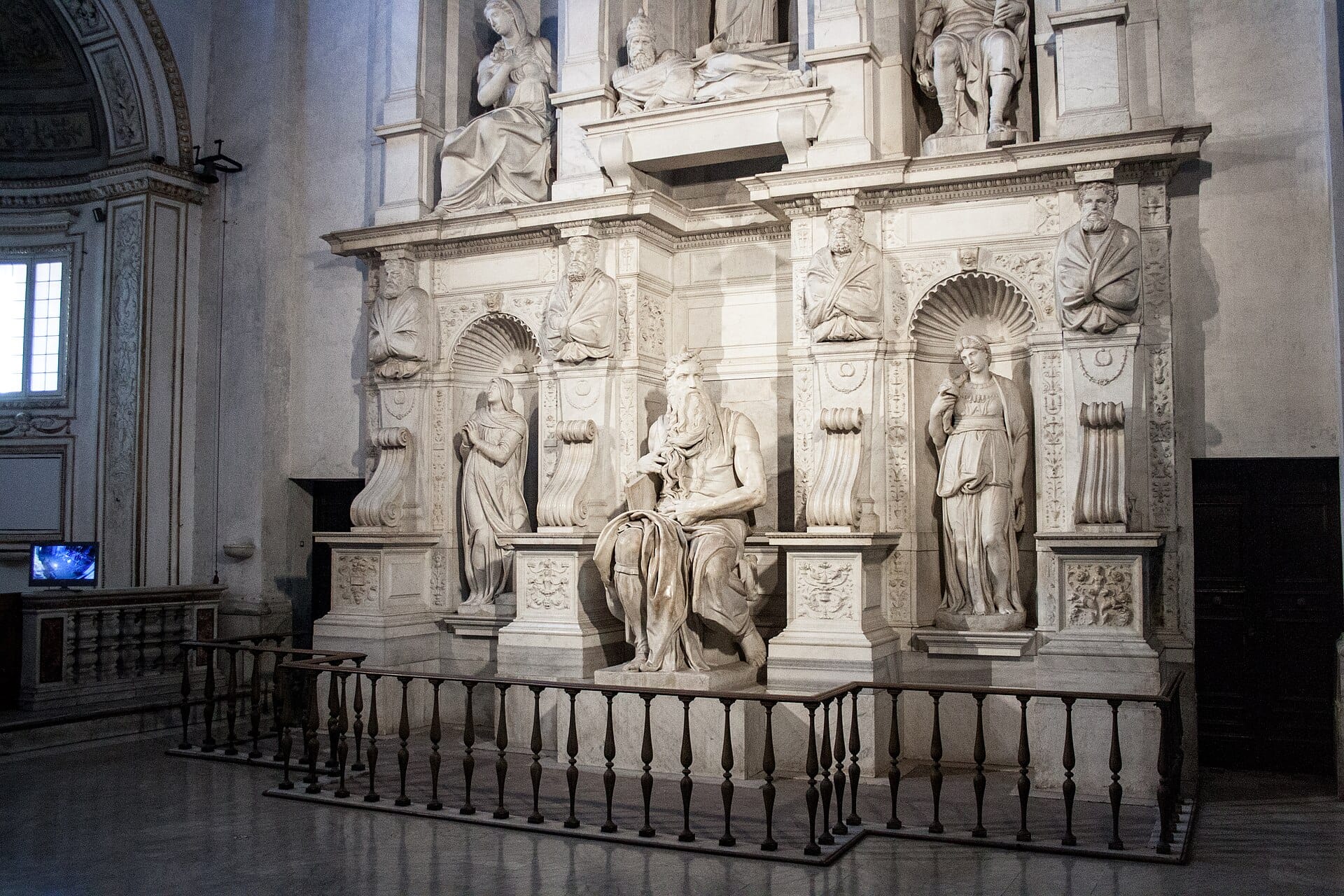 Michelangelo - Moses - San Pietro in Vincoli-10.jpg · Szilas · Public domain · 위키미디어 공용