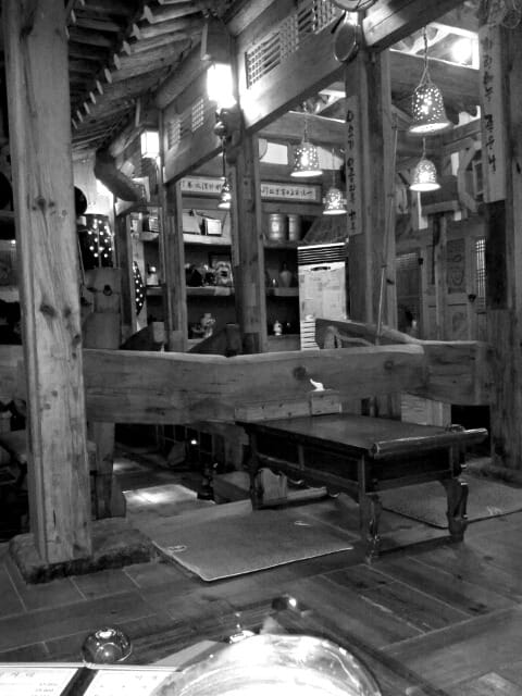 싸립문을 밀고 들어서니..